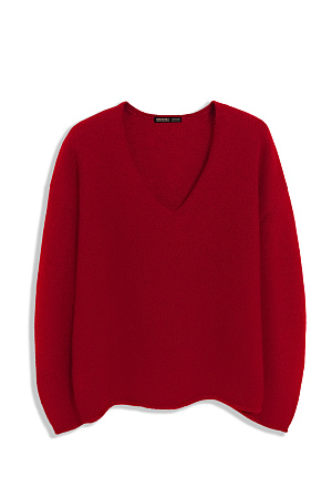 красный Объемный трикотажный джемпер из пуха лисы. Модель с глубоким V-образным вырезом горловины, спущенной линией плеч, длинными широкими рукавами и валиками по низу. Дополнить образ можно юбкой.