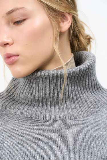 Джемпер с высоким воротом