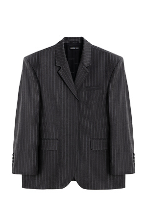 графит Однобортный жакет в полоску. Модель прямого кроя, с узкими лацканами, нагрудным карманом, боковыми карманами с клапанами и пуговицами на рукавах. Застежка на скрытые пуговицы под планкой. Изделие выполнено на подкладке.