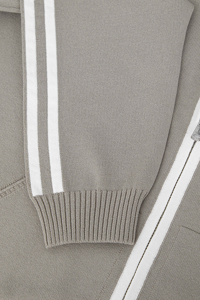 Бомбер с воротником-стойкой