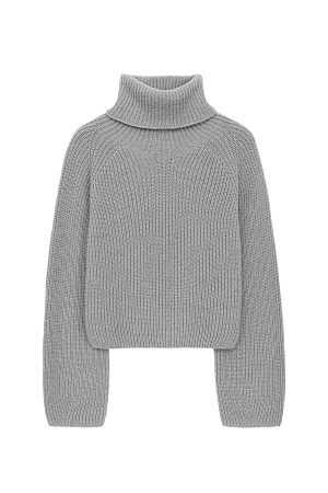 серый Трикотажный укороченный джемпер из шерсти альпака в рубчик. Модель свободного силуэта с высоким воротом