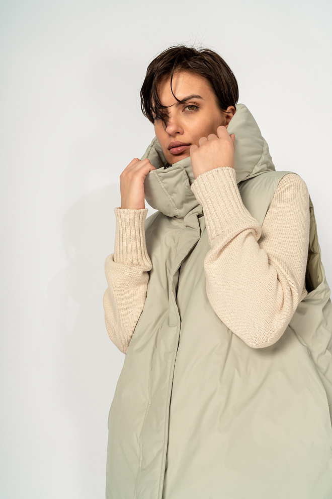 Объемный жилет с капюшоном