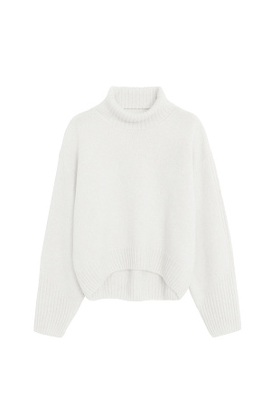 белый Джемпер из шерсти мериноса экстрафайн. Модель свободного силуэта с высоким воротом. Воротник, манжеты и низ изделия выполнены в широкий рубчик. Рубчик на манжетах образует асимметричный узор и с внешней стороны рукава продолжается до плеча. 