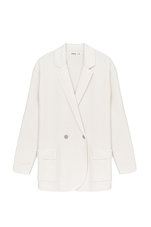 молочный Трикотажный двубортный жакет из смесовой шерсти с добавлением кашемира. Модель прямого кроя, с прямоугольными лацканами и накладными карманами с клапанами спереди. Изделие без подкладки.