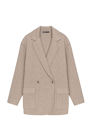 бежевый Трикотажный двубортный жакет из смесовой шерсти с добавлением кашемира. Модель прямого кроя, с прямоугольными лацканами и накладными карманами с клапанами спереди. Изделие без подкладки.