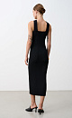 Трикотажное платье с двойным перекрутом на груди. Модель приталенного силуэта с открытыми плечами длины миди.