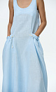 Платье из 100% льна с регулируемой кулиской на поясе. Модель свободного силуэта, без рукавов, на широких лямках, с U-вырезом горловины и боковыми карманами.