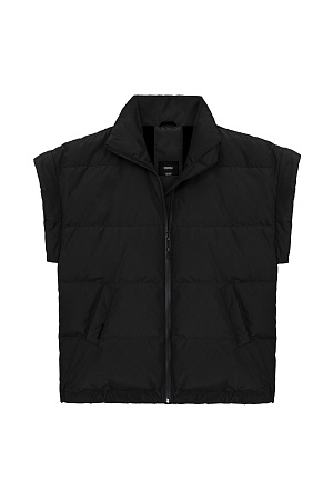 черный Oversize жилет из плащевой ткани. Модель свободного силуэта с боковыми карманами, отстегивающимся капюшоном и застежкой на молнию. Наполнитель пух 90% перо 10%.