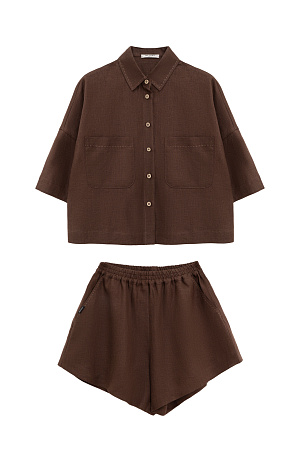 коричневый Комплект из 100% льна. Укороченная рубашка с отложным воротником, накладными карманами и спущенной линией плеч. Короткие шорты прямого кроя с боковыми карманами и эластичным поясом на резинке.
