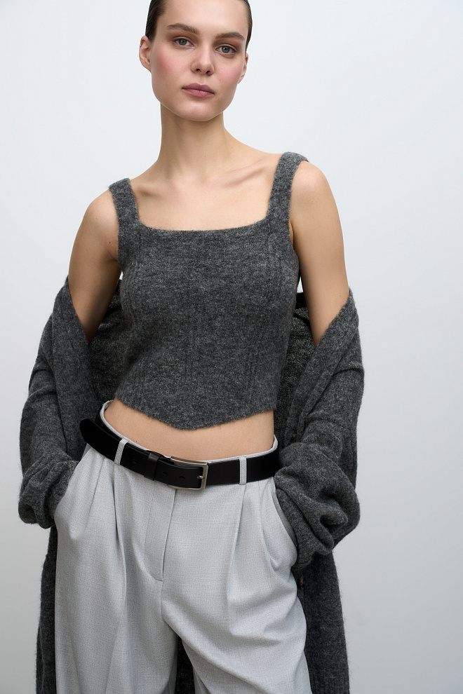 Укороченный трикотажный топ на бретелях