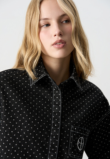 Джинсовая рубашка в горошек