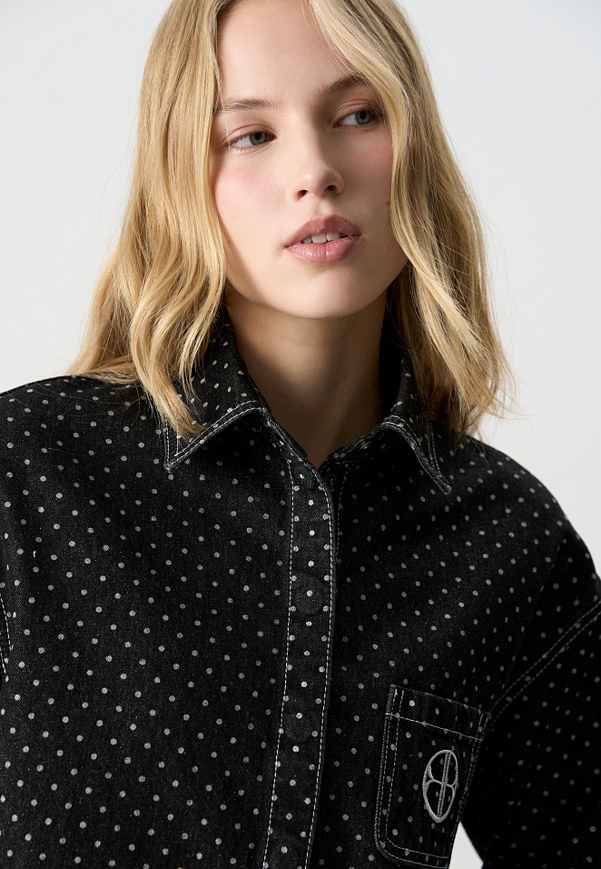 Джинсовая рубашка в горошек