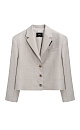 Укороченный жакет из смесовой шерсти. Модель прямого кроя с классическим отложным воротником, карманом на груди и пуговицами на манжетах. Изделие на подкладке. Застежка на пуговицы. 