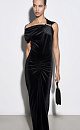 Вечернее платье длины макси из бархатной вискозы. Модель асимметричного кроя с одним коротким рукавом и перемычкой на плече. Изделие декорировано драпировкой.