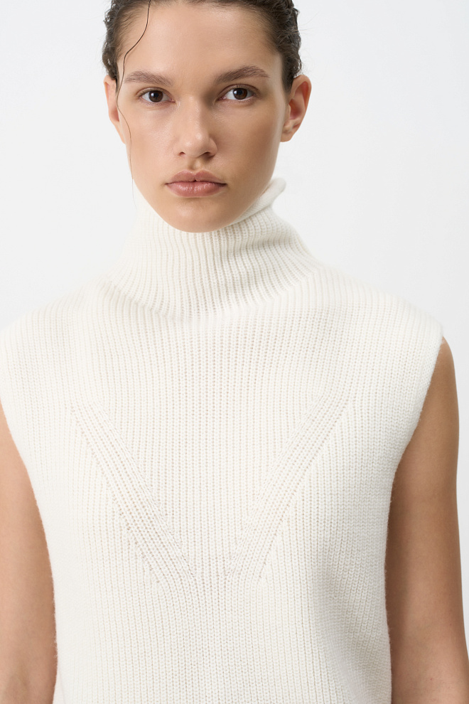 Трикотажный жилет с высоким воротником