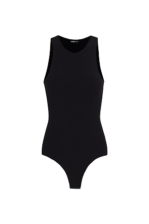 черный Трикотажное боди из вискозы. Модель приталенного силуэта без рукавов, с широкими лямками, круглым вырезом горловины и глубокой проймой. Застежка на бельевые крючки.