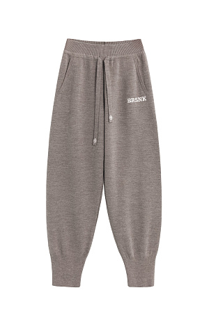 коричневый Трикотажные брюки из шерсти с добавлением акрила. Модель выполнена в спортивном стиле, с широким эластичным поясом на кулиске, боковыми карманами и широкими манжетами на резинке. Изделие декорировано брендированным жаккардом на штанине.