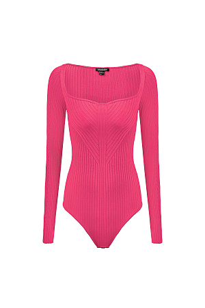 розовый Трикотажное боди из вискозы. Модель с длинным рукавом и фигурным вырезом горловины. Изделие выполнено в широкий диагональный рубчик. 