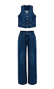 Джинсовый костюм из 100% хлопка, состоящий из джинс и жилета. Широкие джинсы прямого силуэта, со средней посадкой, застежкой на молнию и пуговицу, шлевки на поясе для ремня. Приталенный жилет с имитацией карманов и V-образным вырезом. Застежка на металлические пуговицы.