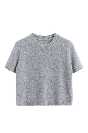 серый Трикотажная футболка из пуха лисы. Модель свободного силуэта, с коротким рукавом и круглым вырезом горловины. Края изделия выполнены в рубчик. Дополнить образ можно юбкой.