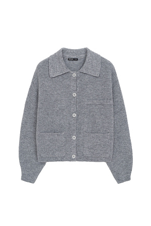 серый Трикотажный бомбер из смесовой шерсти. Модель свободного силуэта с накладными карманами и спущенной линией плеча. Застежка на пуговицы.