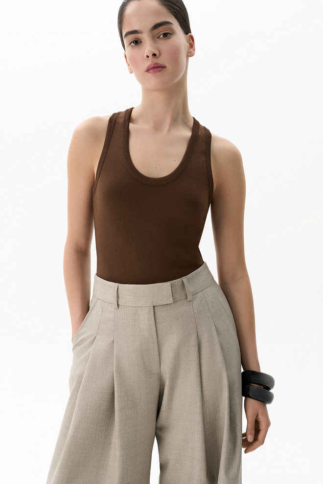 Топ с глубокой проймой