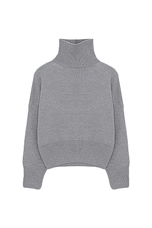 серый Трикотажный джемпер с шерстью альпака. Модель свободного силуэта с высоким воротником, спущенной линией плеча и длинными рукавами. Манжеты и низ изделия в рубчик.
