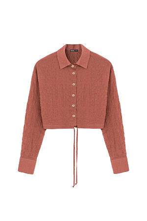 бордовый Укороченная рубашка из текстурной марлевки. Модель прямого кроя, с длинными рукавами, классическим отложным воротником, кулиской по низу и застежкой на пуговицы. 