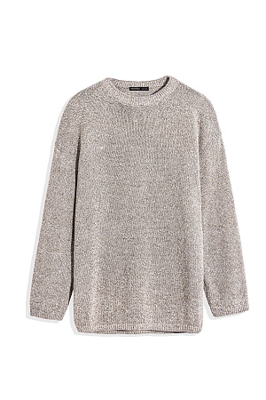 бежевый Трикотажный джемпер с голографическими пайетками. Модель свободного силуэта со спущенной линией плеча и круглой горловиной. Дополнить образ можно юбкой в таком же стиле. 