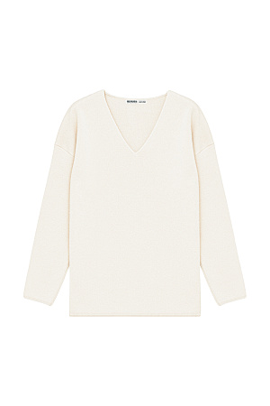 белый Удлиненный трикотажный джемпер из шерсти с добавлением кашемира. Модель свободного силуэта со спущенной линией плеча и глубоким V-образным вырезом. Дополнить образ можно комплектной юбкой.