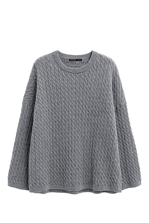 серый Трикотажный джемпер с объемными косами из 100% шерсти мериноса экстрафайн. Модель свободного силуэта, со спущенной линией плеч и круглым вырезом горловины, оформленным двойной бейкой. Края изделия выполнены в мелкий рубчик.