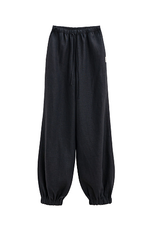 черный Брюки-джоггеры из 100% льна. Модель свободного силуэта, с эластичным поясом на кулиске и манжетами на резинке. 
