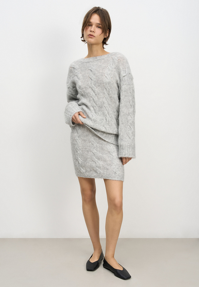 Трикотажный джемпер с открытой спиной и косами