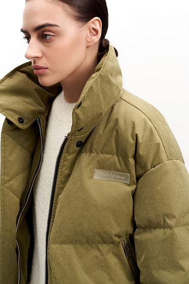 Утепленный пуховик с воротником-стойкой и капюшоном на молнии