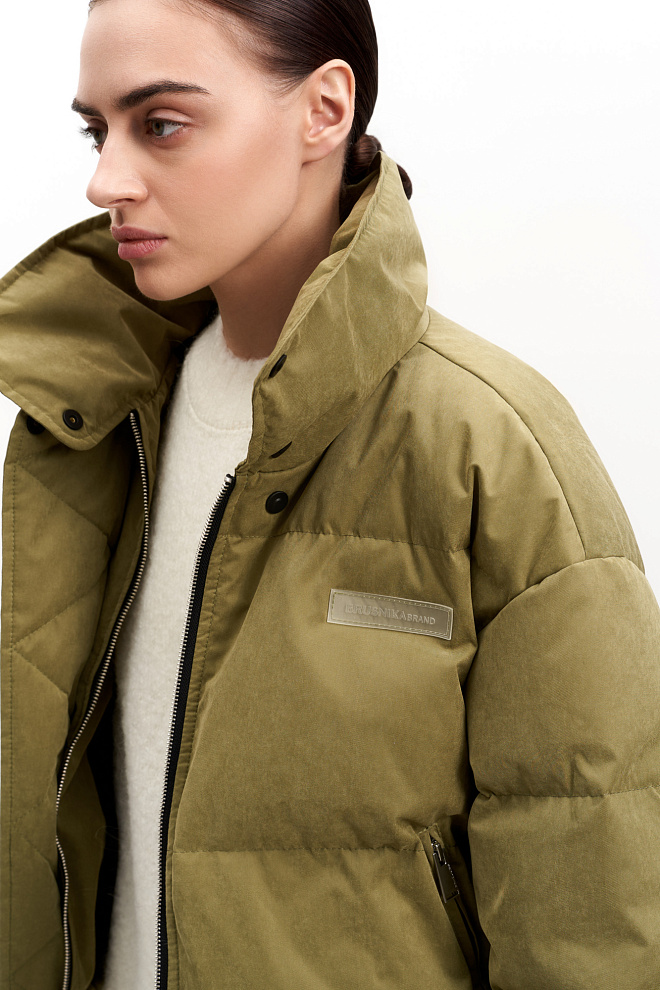 Утепленный пуховик с воротником-стойкой и капюшоном на молнии