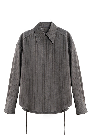 серый Рубашка из шерсти в полоску. Модель прямого кроя, с длинными рукавами, расклешенными манжетами, классическим отложным воротником и увеличенными плечами. Застежка на пуговицы под планкой.