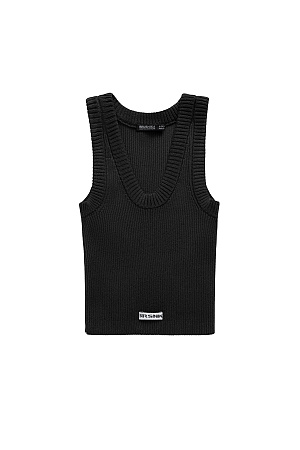 черный Трикотажный короткий топ из вискозы. Модель по фигуре, без рукавов и U-вырезом головины. Изделие выполнено в рубчик и декорирован брендированным жаккардом спереди.