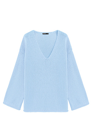 голубой Трикотажный джемпер с V-образным вырезом. Модель свободного силуэта со спущенной линией плеча.