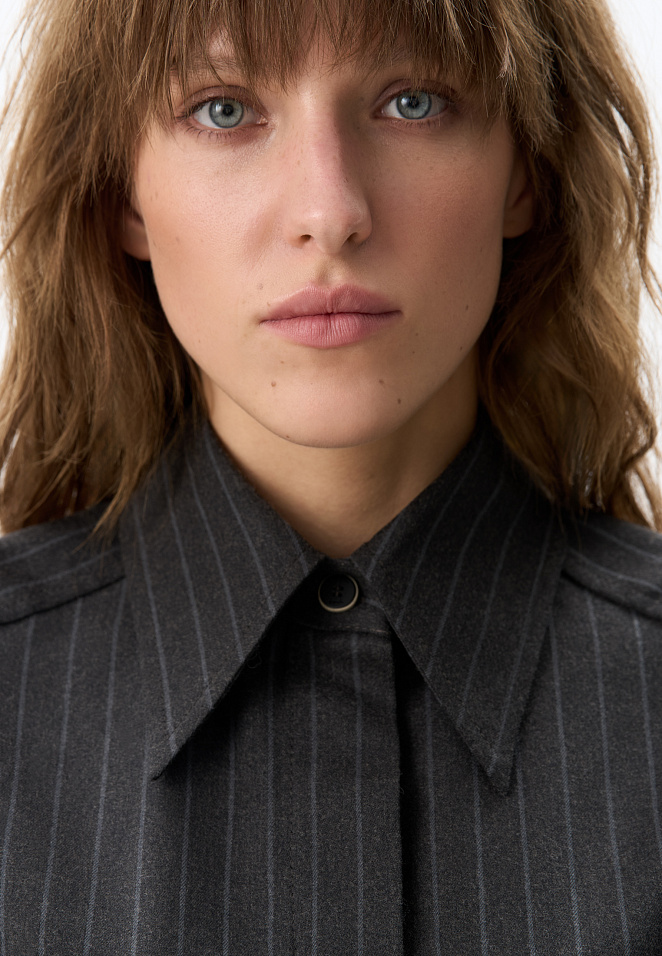 Рубашка из шерсти с большими плечами