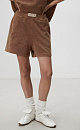 Шорты из махрового трикотажа. Модель свободного силуэта с боковыми карманами и брендированным ярлыком. Эластичный пояс на резинке в рубчик. Дополнить образ можно футболкой в таком же стиле.