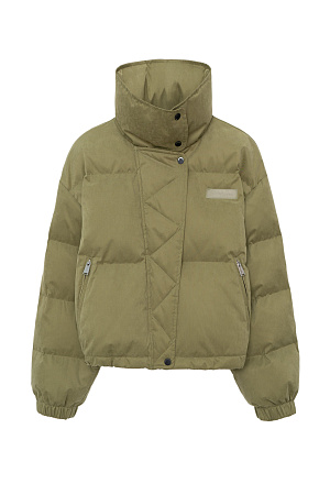 хаки Утепленный пуховик с воротником-стойкой и капюшоном на молнии. Модель свободного силуэта с боковыми карманами, спущенным плечом и брендированным ярлыком на груди. Застежка на потайную молнию и кнопки. Наполнитель натуральный пух 90% перо 10%.