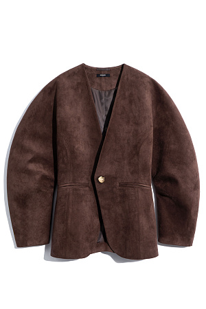 коричневый Однобортный жакет из ткани с имитацией внешнего вида и свойств натуральной замши. Модель без лацканов с большими объемными рукавами и боковыми прорезными карманами. Изделие на подкладке.