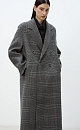 Двубортное шерстяное пальто свободного силуэта с английским воротником, боковыми карманами и застежкой на пуговицы. При изготовлении изделия была использована технология Double Face - обе стороны ткани можно использовать в качестве лицевой, швы внутри пальто выполняются вручную, чтобы избежать видимых строчек на лицевой стороне и сохранить элегантный вид.