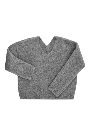 серый Укороченный джемпер из шерсти альпака. Модель свободного силуэта с V-образным вырезом горловины и спущенной линией плеч. Изделие с выраженной ворсистой фактурой.