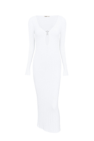 белый Трикотажное платье длины миди из тонкой вискозы. Модель приталенного силуэта, с длинным рукавом и глубоким вырезом декольте, декорированным металлической перемычкой. 