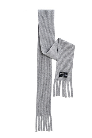 серый Трикотажный шарф в рубчик. Модель с бахромой и брендированным ярлыком. 