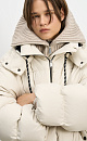 Объемный стеганый пуховик. Модель свободного силуэта с боковыми карманами на кнопках, воротником-стойкой и капюшоном. Низ изделия выполнен на регулируемой кулиске. Застежка на молнию и кнопку.