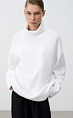 Трикотажный джемпер из 100% хлопка. Модель свободного силуэта со спущенной линией плеча и высоким объемным воротом. 