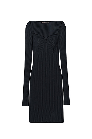 черный Трикотажное платье из вискозы длины мини. Модель приталенного силуэта с длинным рукавом и фигурным декольте.