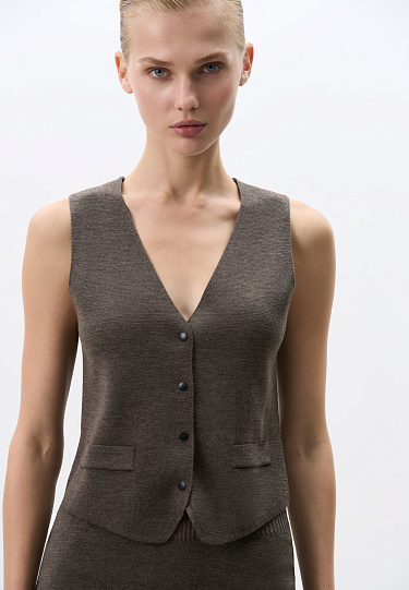 Трикотажный жилет на кнопках